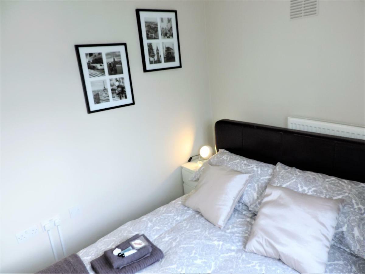 1 Bed Bagshot Pennyhill Accommodation Екстериор снимка